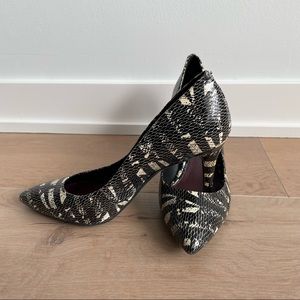 JESSICA SIMPSON Black and Beige Patterned Heels